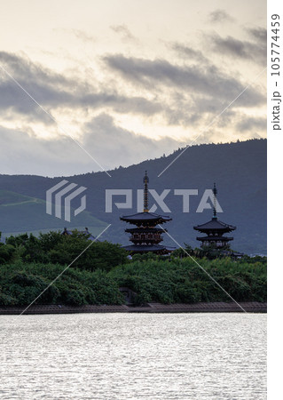 2023夏奈良西の京薬師寺の夜明け　だんだん明るくなる空➄ 105774459