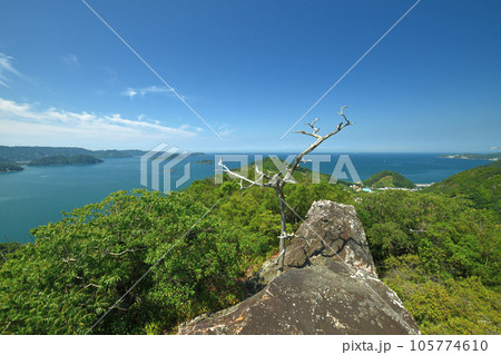 明恵上人西白上遺跡から湯浅湾に浮かぶ島々を望む(毛無島・苅藻島・鷹島) 明恵上人西白上遺跡から湯浅湾に浮かぶ島々を望む(毛無島・苅藻島・鷹島) 105774610