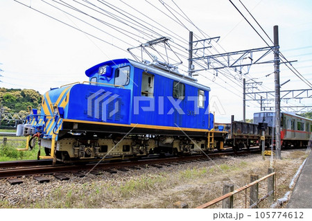 名古屋鉄道、舞木検査場で車輌入れ替え作業をするデキ300形電気機関車 105774612