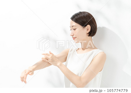 ビューティー 女性 日差し ビューティー 女性 日差し 105774779