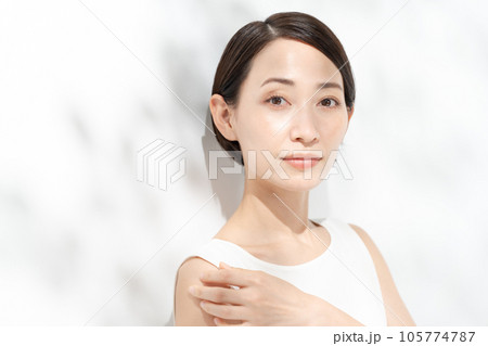 ビューティー 女性 日差し ビューティー 女性 日差し 105774787