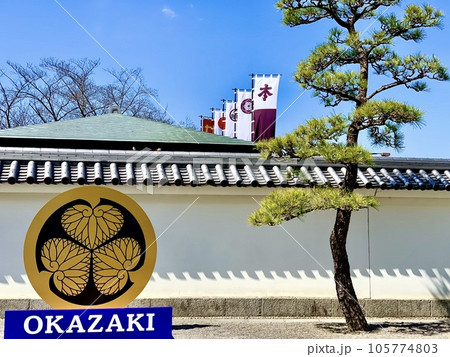 青空に映える三つ葉葵と徳川家康・四天王の幟旗〈岡崎公園大手門中/愛知県岡崎市〉 105774803