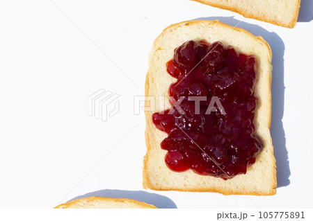Sliced bread with strawberry jam 105775891