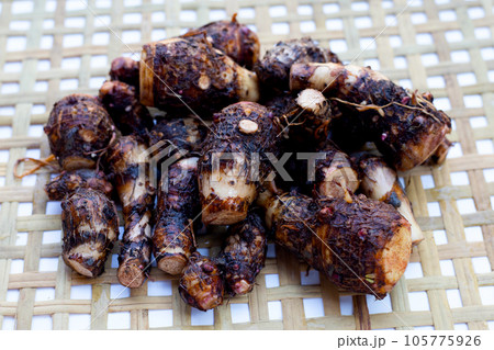 Organic taro fruit on bamboo weave plate Organic taro fruit on bamboo weave plate 105775926