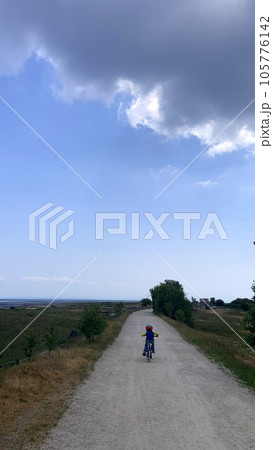 自転車に乗る子供 自転車に乗る子供 105776142