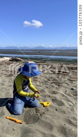 海で砂遊びをする子供 105776389