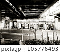 鉄道の高架下 105776493