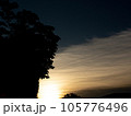 雲に隠れた夕日 105776496