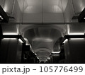地下通路の天井から見た地下道 105776499