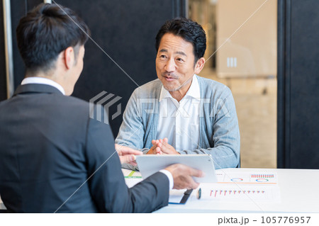相談するシニアの男性 105776957
