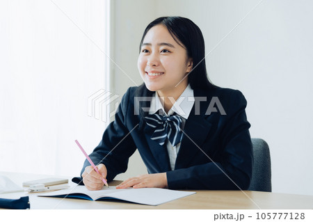 勉強する女子高校生 105777128