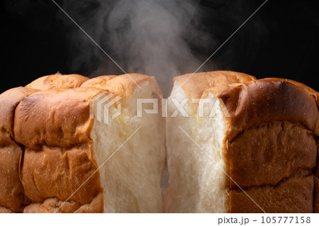 焼きたてパン　湯気 105777158