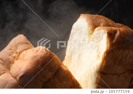焼きたてパン　湯気 105777159