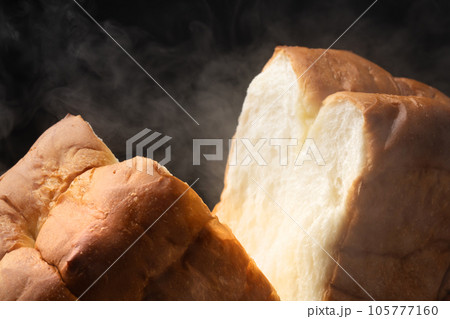 焼きたてパン　湯気 105777160