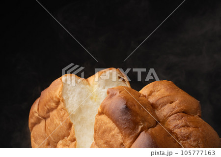 焼きたてパン　湯気 105777163