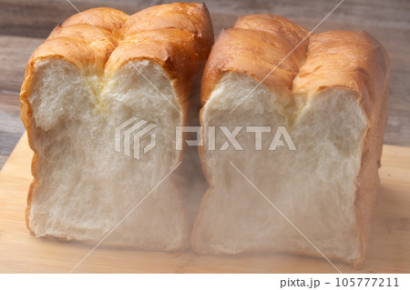 焼きたてパン　湯気 105777211