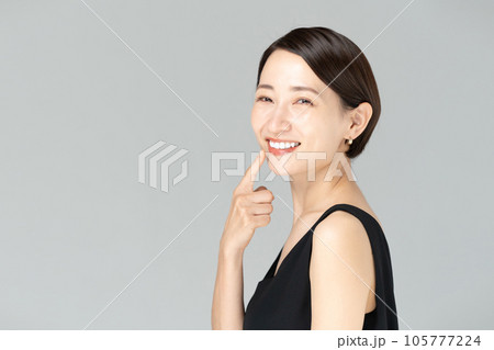 綺麗な歯の女性　ビューティー 105777224