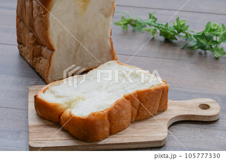 食パン 一斤 自然光 食パン 一斤 自然光 105777330