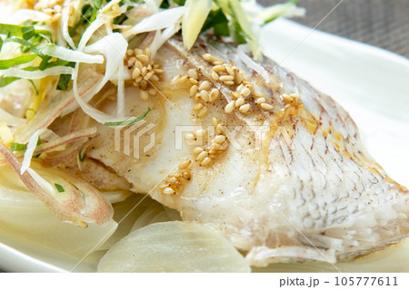 鯛の中華風蒸し魚のアップ。 鯛の中華風蒸し魚のアップ。 105777611