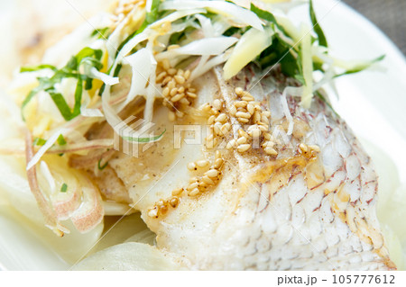 鯛の中華風蒸し魚のアップ。 鯛の中華風蒸し魚のアップ。 105777612