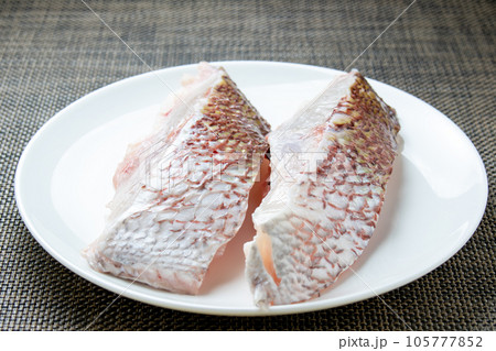 鯛(マダイ)切り身、二切れ。 105777852