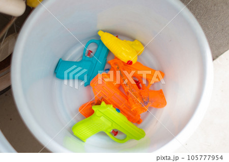 カラフルな水鉄砲 105777954