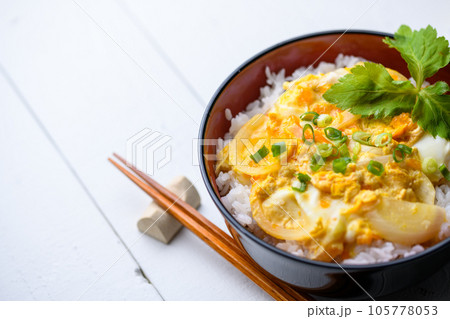 和食の定番！ふわふわの卵丼（たまご丼）お味噌汁と三つ葉を添えて 半熟卵（白板背景） 105778053