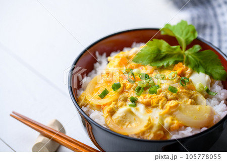 和食の定番！ふわふわの卵丼（たまご丼）お味噌汁と三つ葉を添えて 半熟卵（白板背景） 105778055