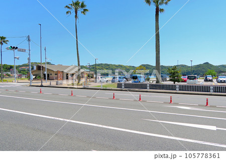 伊豆半島・南伊豆・園内に足湯や人工浜がある、まどが浜海遊公園、駐車場入口の風景・静岡県下田市(4) 105778361