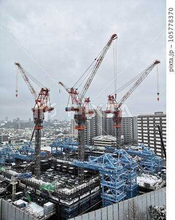 雪景色の建設機械 105778370