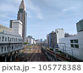 風景写真 線路と新宿の風景 105778388