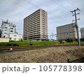 風景写真 線路と建物 105778398