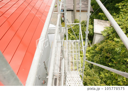 屋根の上の足場画像 高所からの風景の素材 屋根の上の足場画像 高所からの風景の素材 105778575