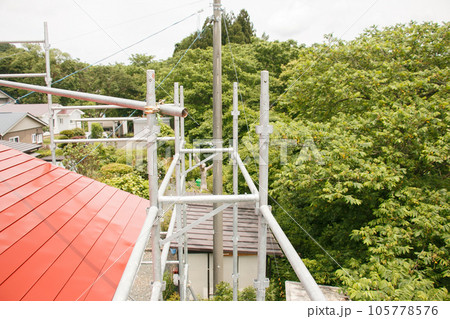 屋根の上の足場画像 高所からの風景の素材 屋根の上の足場画像 高所からの風景の素材 105778576