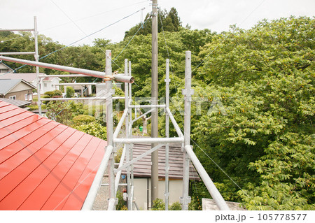 屋根の上の足場画像 高所からの風景の素材 屋根の上の足場画像 高所からの風景の素材 105778577