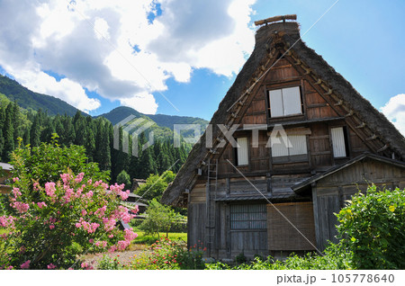 世界遺産白川郷合掌造りの美しい風景 105778640