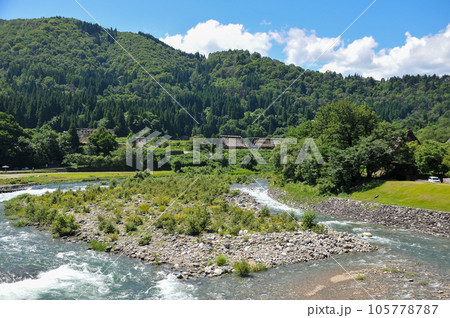 白川郷の庄川の美しい風景 白川郷の庄川の美しい風景 105778787
