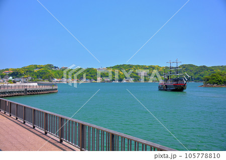 伊豆半島・南伊豆・まどが浜海遊公園の前を進む、下田港内めぐりの黒船・静岡県下田市(2) 105778810