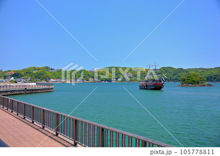 伊豆半島・南伊豆・まどが浜海遊公園の前を進む、下田港内めぐりの黒船・静岡県下田市(3) 105778811