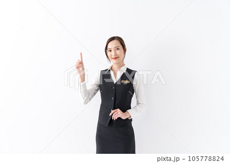 制服の女性　指差し 105778824