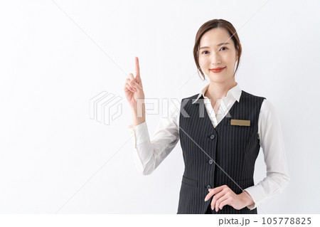 制服の女性 指差し 制服の女性 指差し 105778825