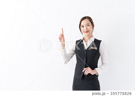 制服の女性 指差し 制服の女性 指差し 105778826