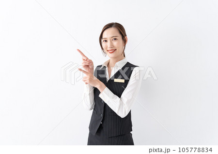 制服の女性　指差し 105778834