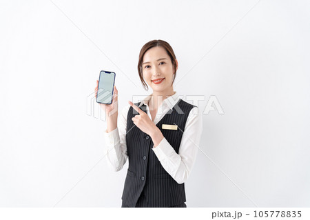 制服の女性　スマートフォン 105778835