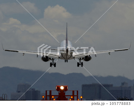 夏の日に着陸してくる飛行機と誘導灯 夏の日に着陸してくる飛行機と誘導灯 105778883