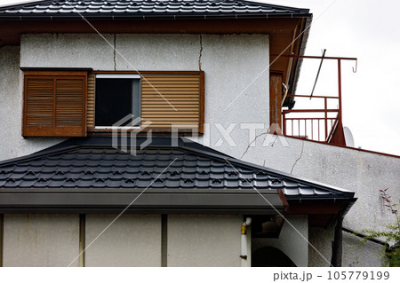 家の外壁塗装のひび割れ 105779199