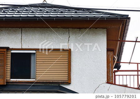 家の外壁塗装のひび割れ 家の外壁塗装のひび割れ 105779201