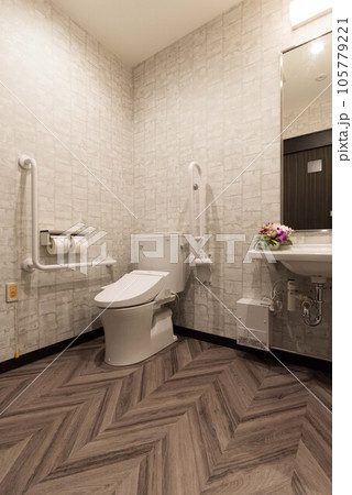 綺麗な身障者用トイレの素材画像 105779221