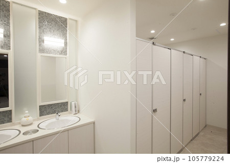 新築マンションの清潔感のあるトイレ 105779224