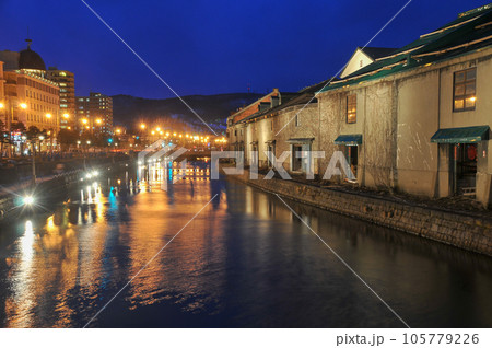 小樽運河のライトアップされた美しい風景 105779226